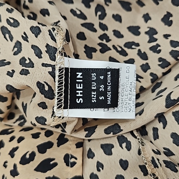 Leopard Print V-neck Petal Sleeve Top. SIZE SMALL. NWOT - Picture 6 of 7